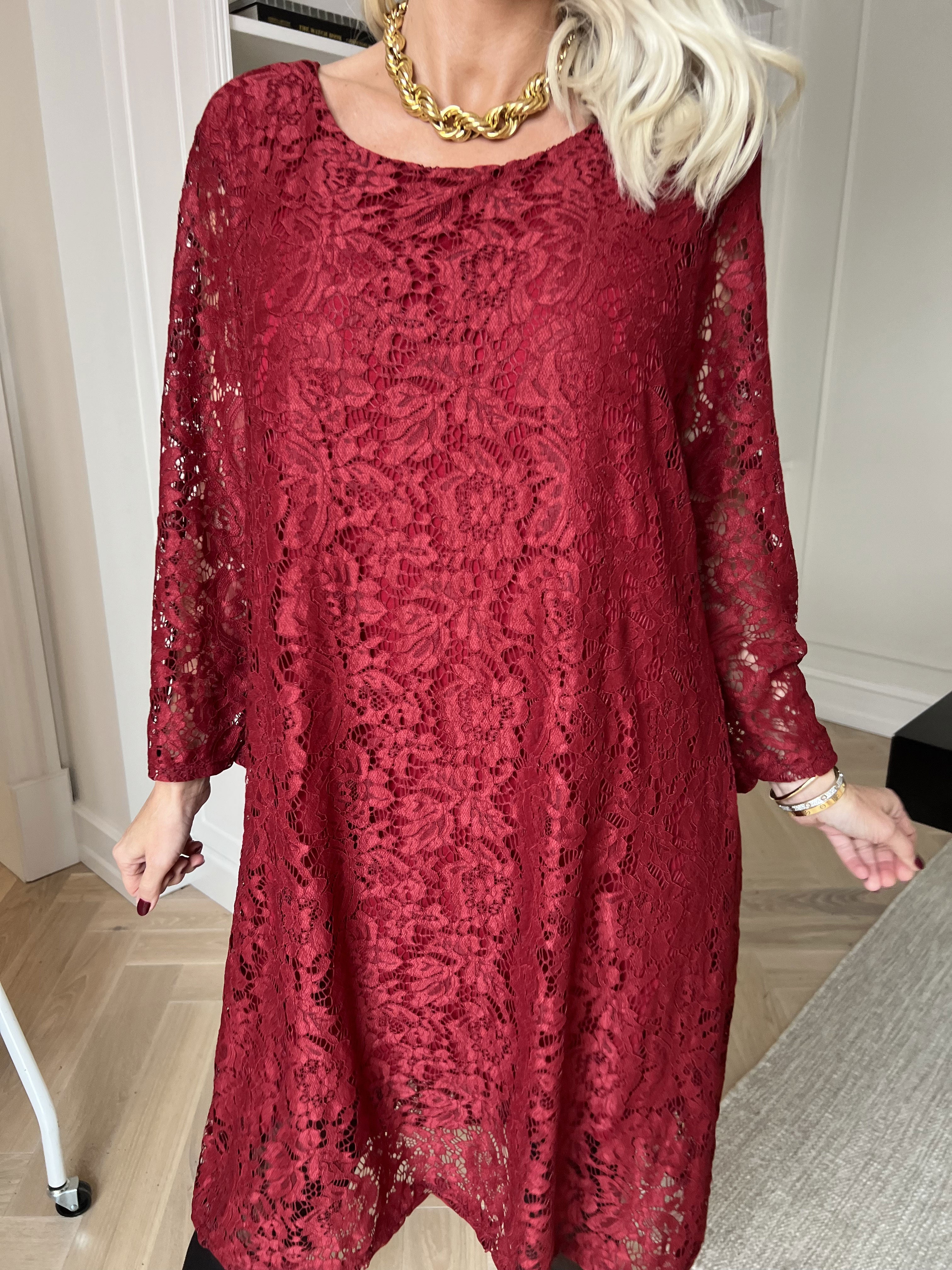 Vedis - Elegant kjole i smuk og blød blonde